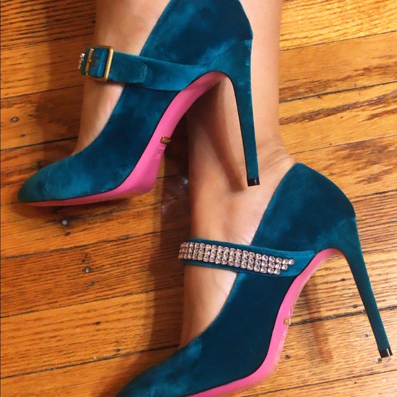 Gucci Shoes - Authentic NEW GUCCI velvet Crystal Sylvia heels